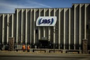 梦见殴打陷入丑闻的巴西肉类巨头JBS在美上市 首日开盘报13.65美元