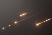 梦见殴打伊朗以导弹齐射回应以色列的大规模袭击